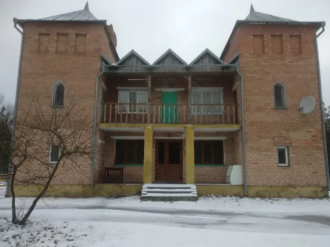 На Волині з молотка продадуть профілакторій біля озера за пів мільйона (фото)