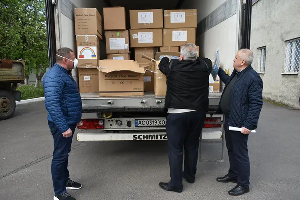 40 тисяч респіраторів та 600 костюмів: Волинь отримала допомогу (фото)