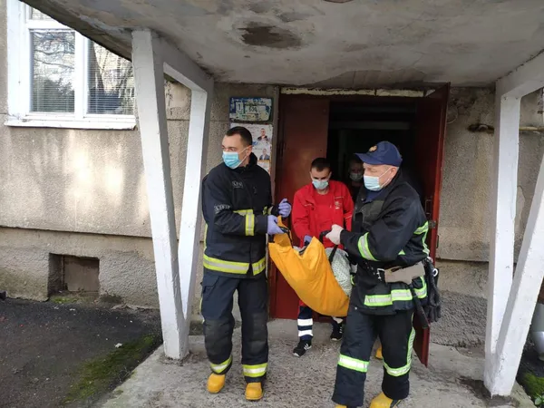 У Луцьку визволили літню жінку, яка через травму не могла відчинити квартиру