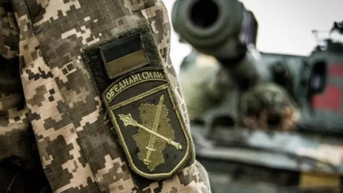 У зоні ООС авто з військовими підірвалося на вибухівці: один боєць загинув