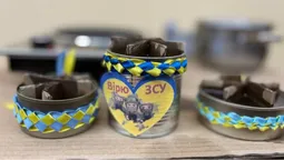 У Луцьку пів сотні вчителів виготовляли окопні свічки під час шкільних канікул (відео)