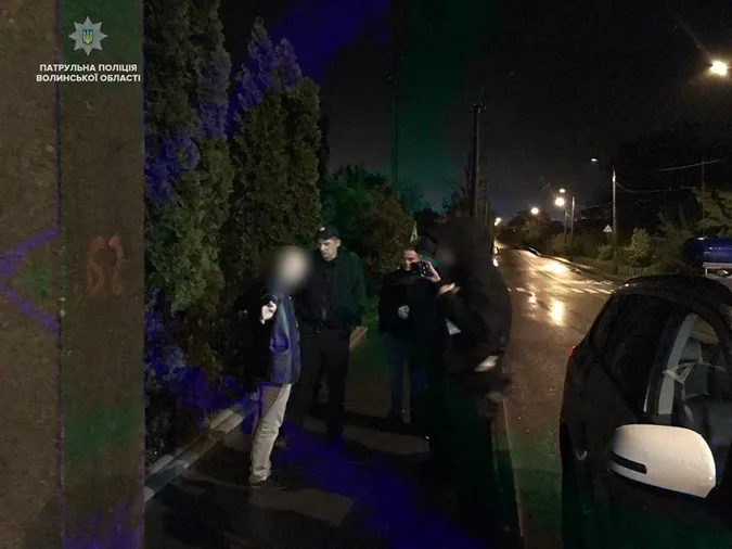 «Будь ти чєловєком», – п’яний водій у Луцьку хотів підкупити патрульних (фото)