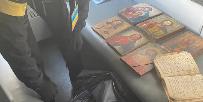 Через «Ягодин» намагалися вивезти шість старовинних ікон (фото)