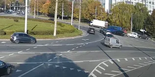 У Луцьку біля ТЦ «Глобус» стукнулись Tesla та Volkswagen (відео)