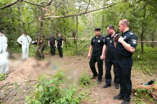 Зв’язані руки та прострілені коліна: під Бучею виявили ще одне масове поховання