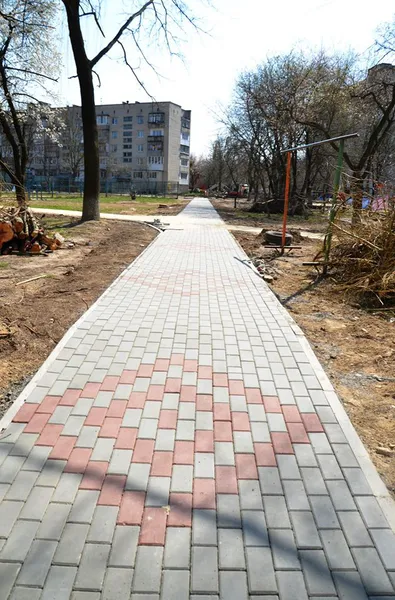 Як у Луцьку ремонтують один із найбільших дворів (фото)
