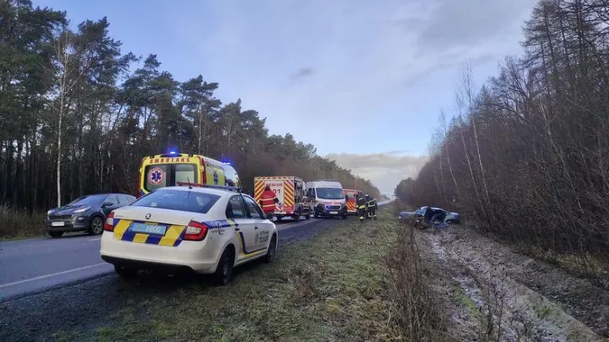 Водія деблокували рятувальники: подробиці аварії на трасі Луцьк-Ковель (фото)