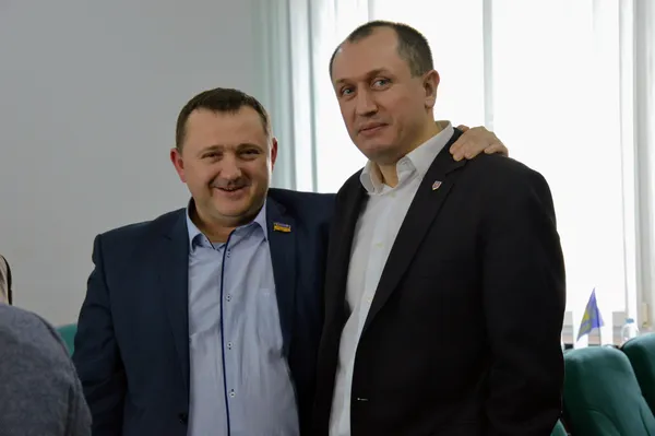 Олександр Козлюк каже: Сфотографуй «. І навіть пропонує назву фото »Двоє позафракційних