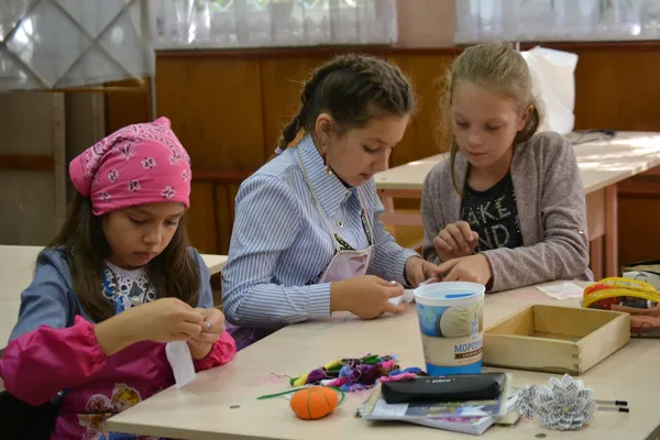 Учениці шостого класу вчаться вишивати хрестиком