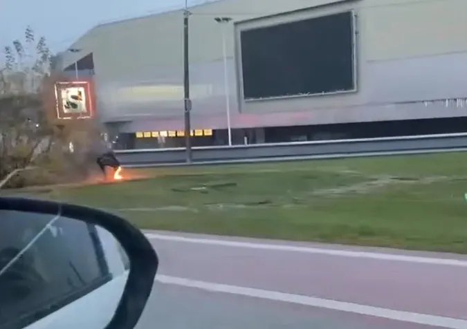 У Луцьку чоловік спалював сміття біля ПортCity (відео)