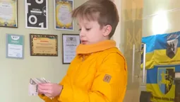 Маленький школяр з Луцька зробив донат на ЗСУ (відео)