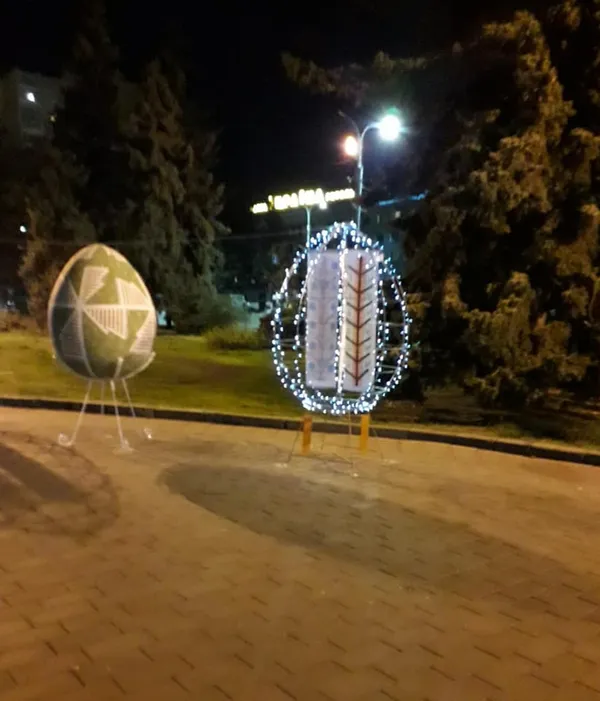 Арки, писанки, птахи: луцькі вулиці «одягнули» до Великодня (фото)