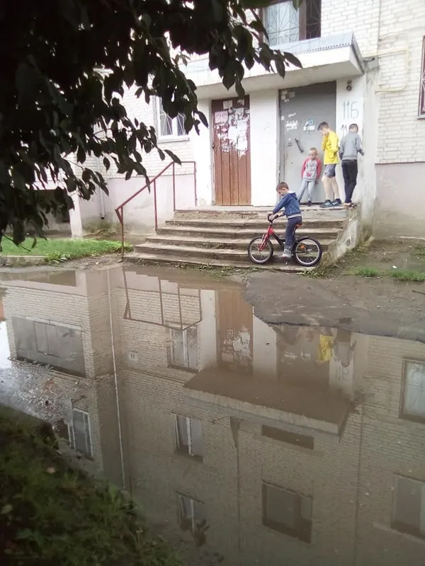 Ні пройти, ні проїхати: луцький двір перетворився на озеро (фото)