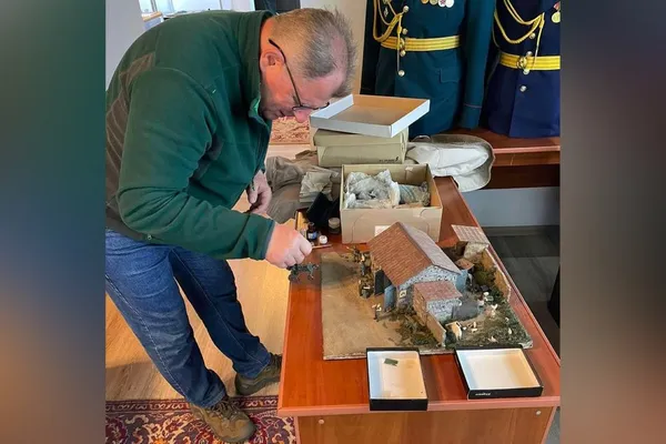 Волинський моделіст зробив для музею діораму з військовою технікою в мініатюрі (фото)