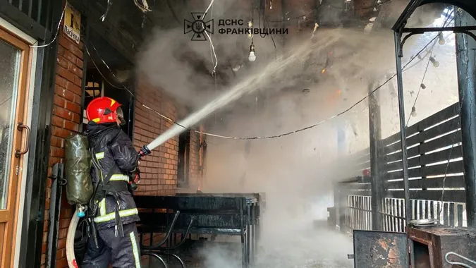 У Франківську сталася масштабна пожежа – згорів двоповерховий паб (фото, відео)