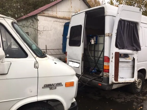 На Волині у двох бусах знайшли 6 тонн дизпалива (фото)