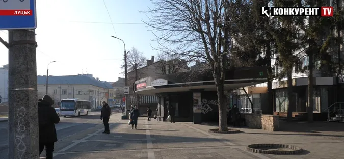 Не зупинка, а наливайка та туалет: лучани скаржаться на цілодобові дебоші під вікнами (відео)