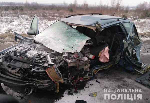 Купа брухту: на Волині легковик зіткнувся із вантажівкою (фото)