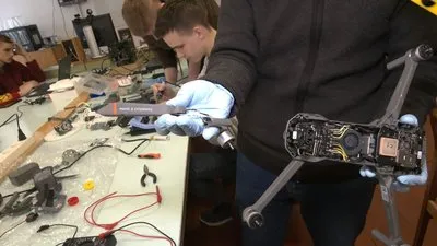 Пошкоджений Mavic 2, який зараз ремонтують у лабораторії