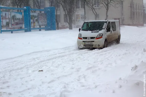 Як замело Нововолинськ: снігові замети в людський ріст (фото)