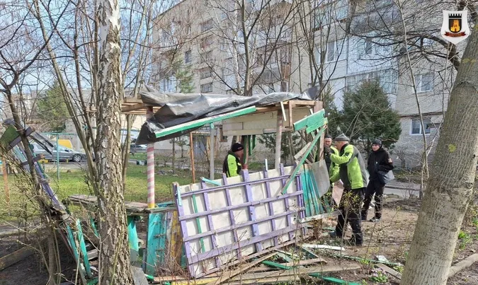 Муніципали розібрали «самовільну» бесідку біля будинку у Луцьку (фото)