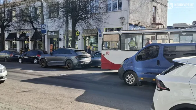 Біля ЦУМу в Луцьку влупилися два тролейбуси і легковик – рух паралізований