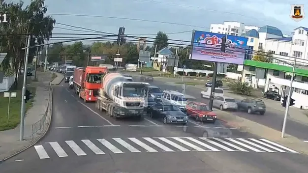 У Луцьку вантажівка будівельників заляпала бетоном дорогу (відео)