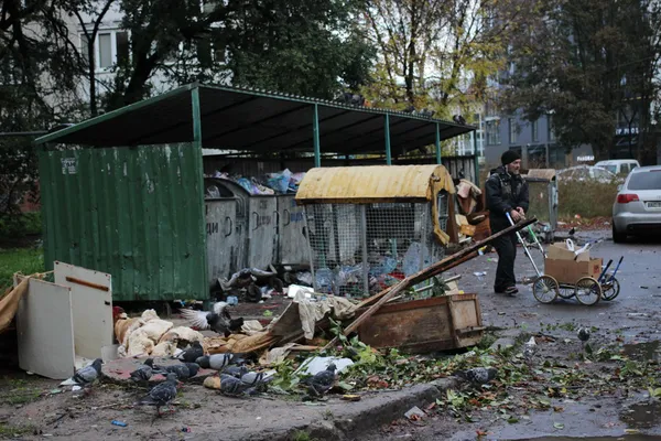 Лучани скаржаться на невивезене сміття (фото)