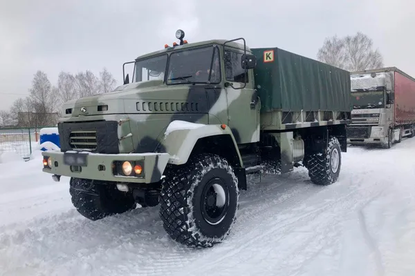 У Луцьку фуру зі снігу витягали військовою спецтехнікою (фото)