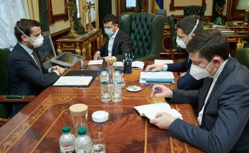 В Україні можуть запровадити режим «усі в масках» та обмеження на перебування людей на вулиці - ОП