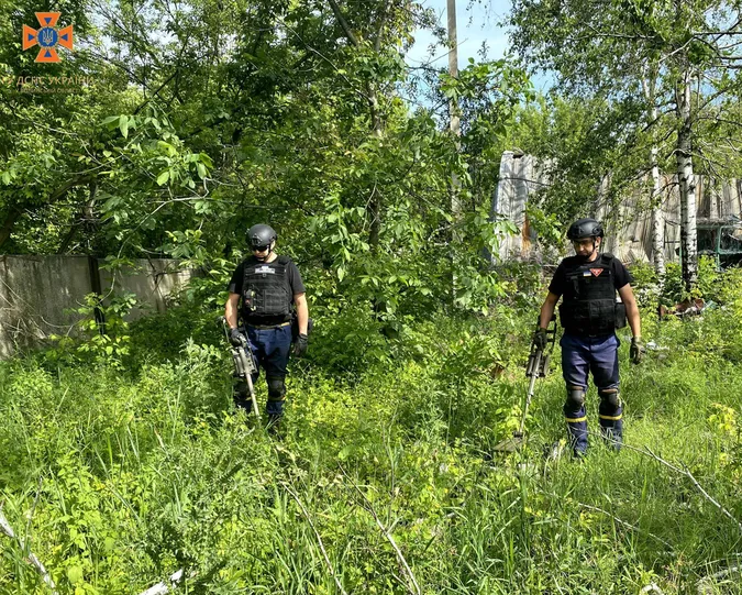 Волинські піротехніки продовжують розміновувати Донеччину (фото)