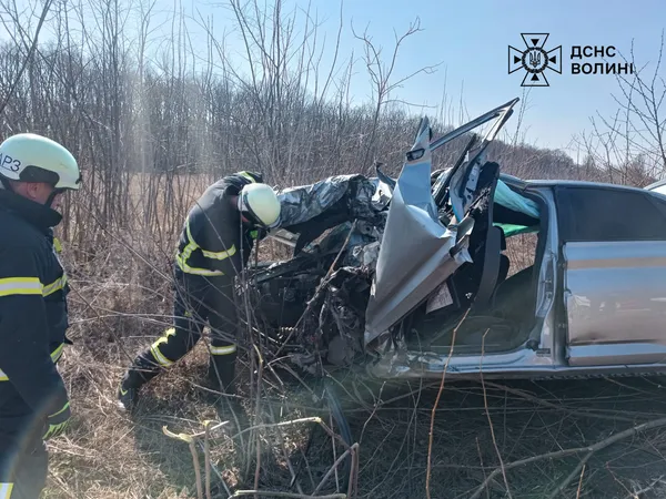 ДТП у Луцькому районі: водія вирізали з розбитого авто (фото)