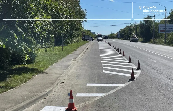 Спецфарба та скляні кульки: на Волині поновлюють розмітку на дорогах (фото)
