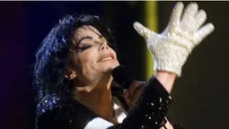 Білу рукавичку Майкла Джексона продали за $100 тисяч (фото)