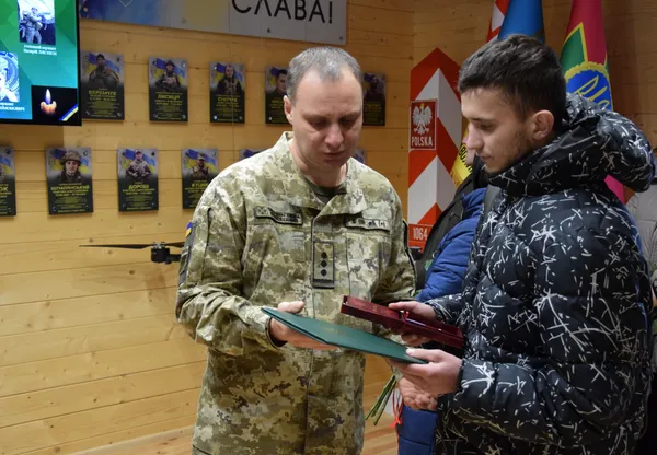 У Луцьку рідним загиблих прикордонників вручили їхні посмертні нагороди (фото)