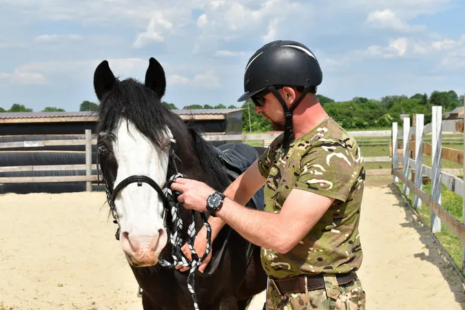 Коні, рибалка та жарти: як на Волині реабілітуються поранені воїни (фото)
