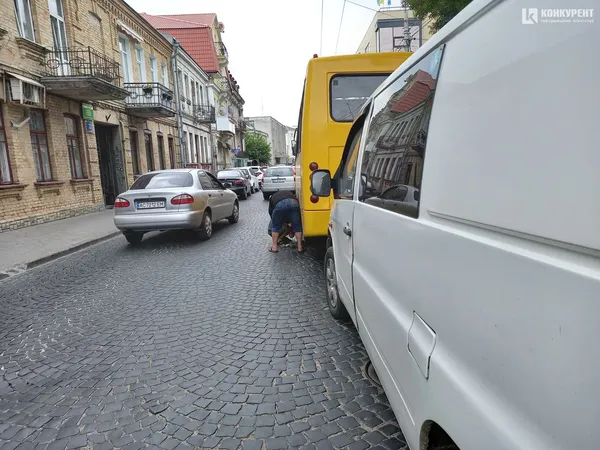 У Луцьку в маршрутки під час руху відлетіло колесо (фото)