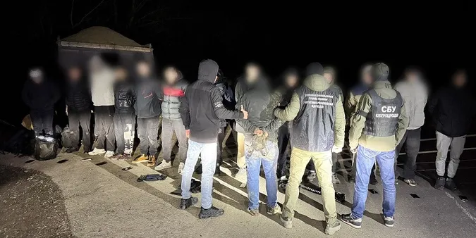 Волинянин та 12 його «друзів» їхали до Угорщини в КамАЗі під піском (фото, відео)