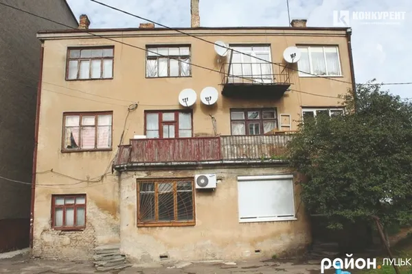Депутат сам зробить каналізацію в будинок у Центрі Луцька, бо мерія виділяє гроші на фонтан
