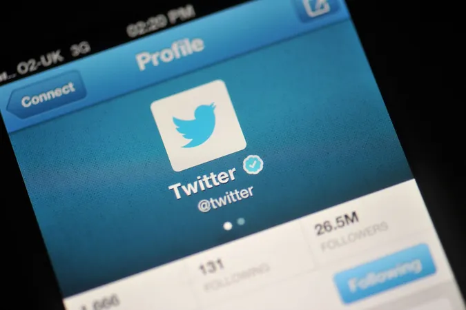 Twitter тимчасово припинила функцію платної синьої галочки