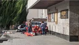 На Театральному майдані в Луцьку «рятували» гумового «самокатника» (фото, відео)