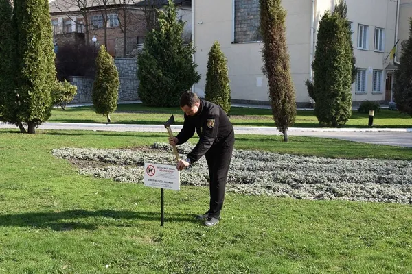 Табличок про заборону вигулу собак у Луцьку стало ще більше (фото)