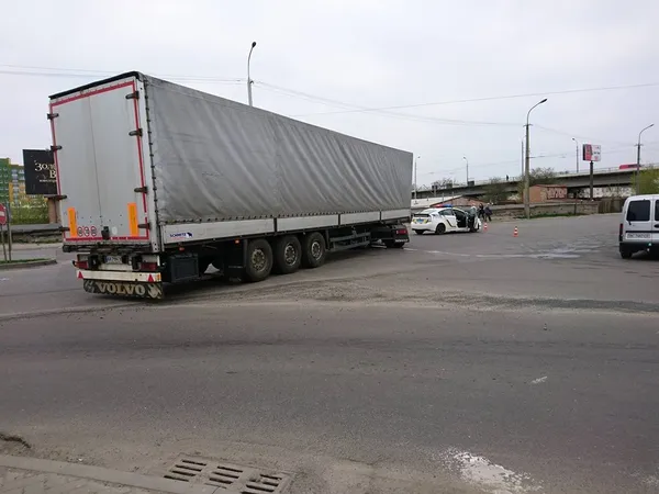 У Луцьку – аварія за участю вантажівки: є постраждалі (фото) 