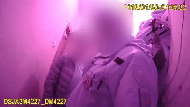 У Луцьку посеред ночі зі зброєю намагалися ввірватися в квартиру (відео)