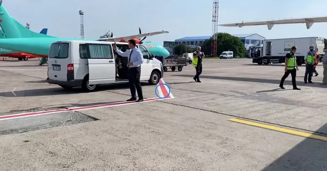 Знімав відео з кількох дублів: в Києві затримали літак через Тищенка (відео)
