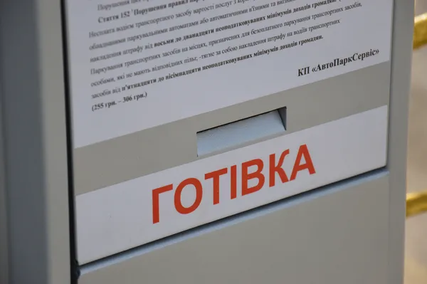 У Луцьку біля «Варшавського» ринку запрацювала нова парковка (фото)