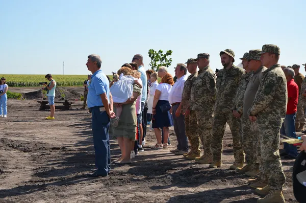 «Зв'язок поколінь»: на Волині висадили калину в пам'ять про Героїв УПА (фото, відео)
