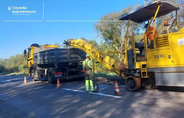 Взялися за вибоїни, мости, розмітку та узбіччя: на Волині ремонтують дороги (фото)