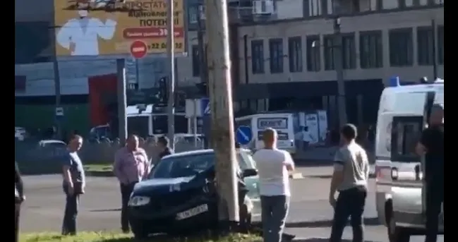 У Луцьку - ДТП на Соборності: авто влетіло в електроопору