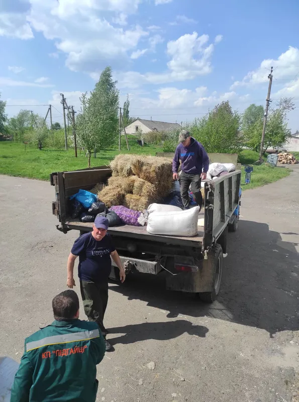 Луцький зоопарк отримав допомогу від мешканців Підгайцівської громади (фото)